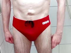 Dusche in roter arena badehose